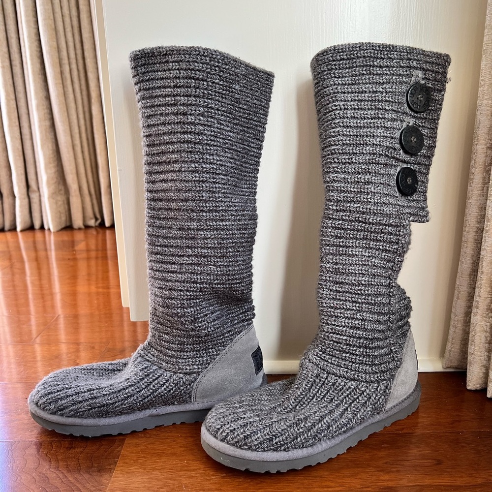 UGG Classic Cardy Button Detailed
Knit Boots in Gray size 8